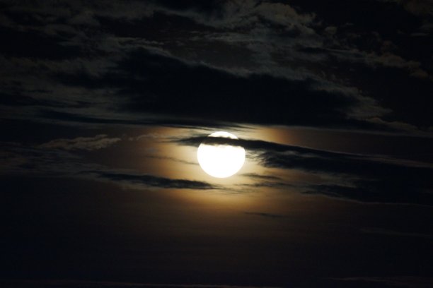 满月被称为云间的猎人之月图片下载