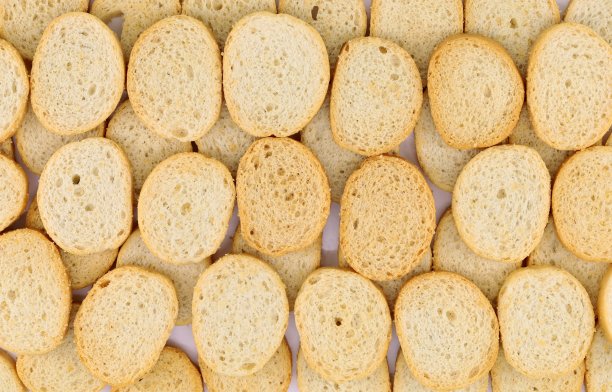 烤圆面包，配特级初榨橄榄油和迷迭香，用于意式烤面包和意大利开胃菜。图片下载