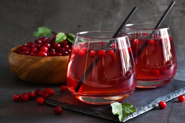 两杯黑板上加蔓越莓和薄荷的清新鸡尾酒图片下载