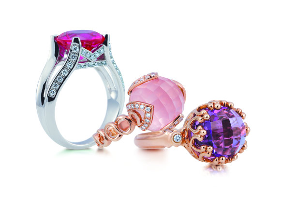 分组彩色宝石戒指与彩色钻石和宝石在白色背景图片下载