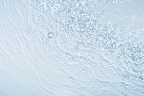 蓝色的水背景与圆圈从滴图片下载