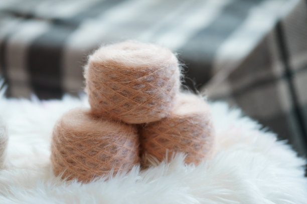 三股编织用的轻而蓬松的纱线。针线活材料和爱好。激情隔离的时期。图片下载