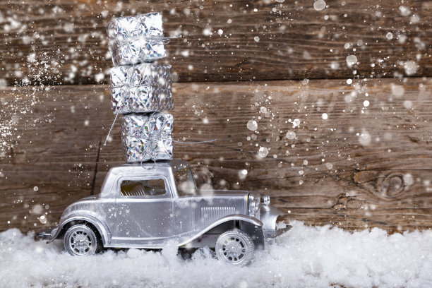 圣诞节背景与雪，圣诞树球和汽车。图片下载