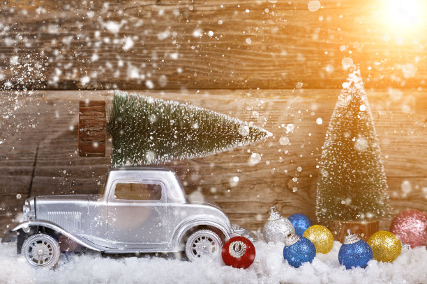 银色的车顶上挂着一棵圣诞树。图片下载