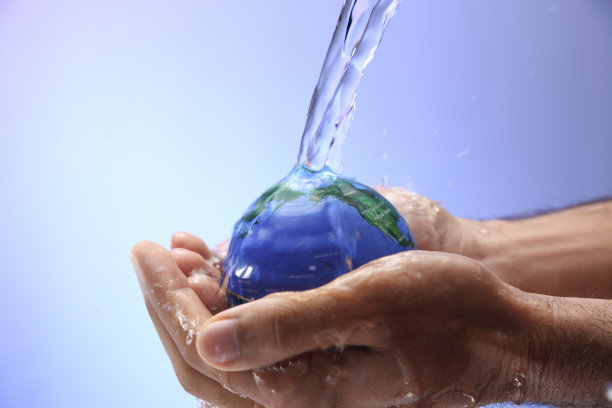 水倾泻在地球上图片下载