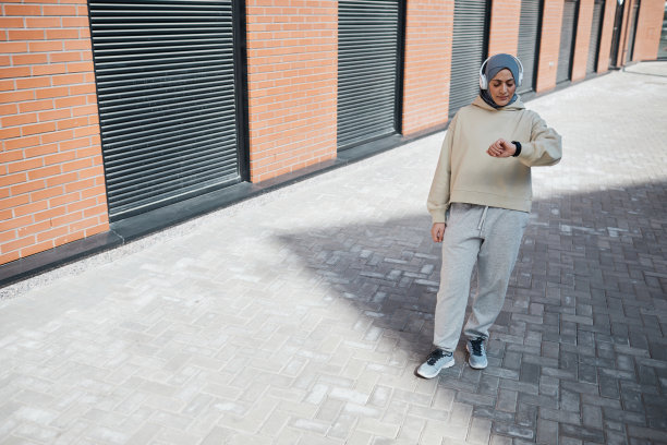 充满活力的年轻女子在城市中图片下载