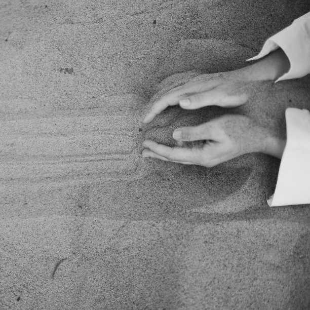 身体细节，女性手掌在黑暗的背景，一个美丽的模糊和不聚焦的手和手指的图像图片下载