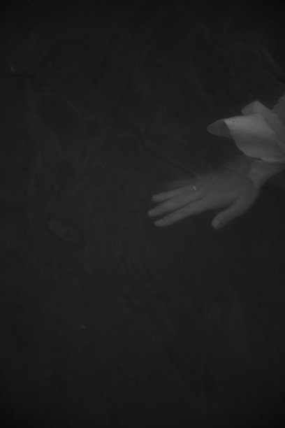身体细节，女性手掌在黑暗的背景，一个美丽的模糊和不聚焦的手和手指的图像图片下载