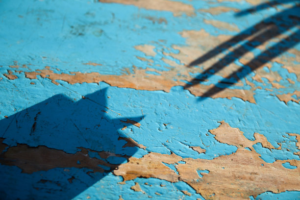 阴影反射礼盒与阴影反射手在蓝色(绿松石)古老的木制背景。礼品盒，创意图片。节日的概念。难看的东西脏桌子图片下载