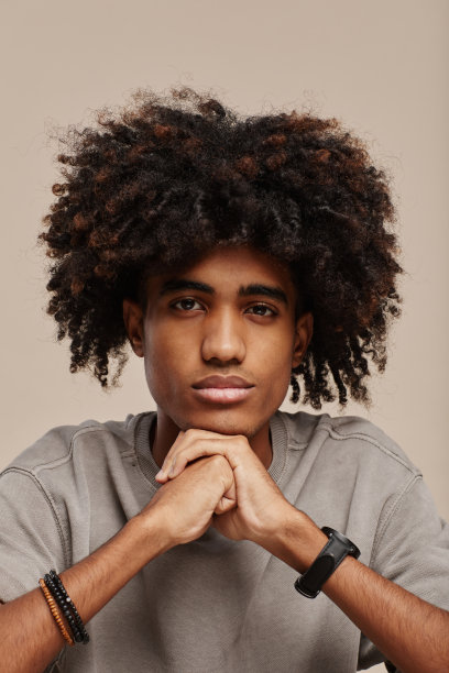 英俊的年轻人，自然的头发图片下载