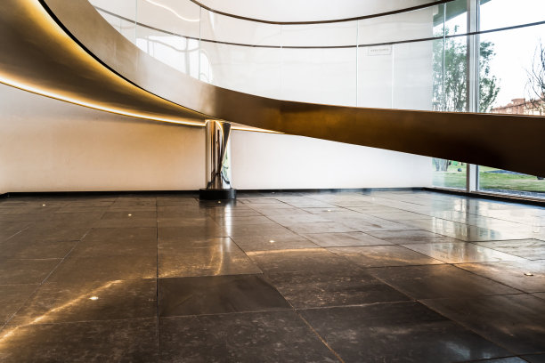 空的底层现代建筑内部的展览和复制空间。图片下载