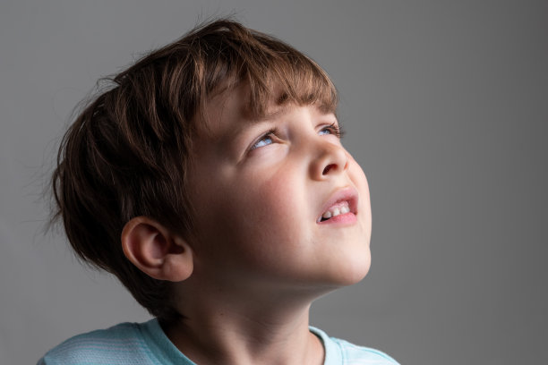 沉思严肃的小男孩抬起头来图片下载