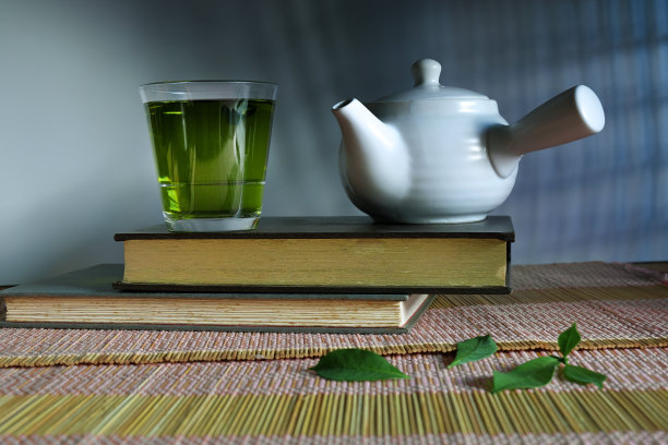 新鲜绿茶与茶叶和茶壶。图片下载