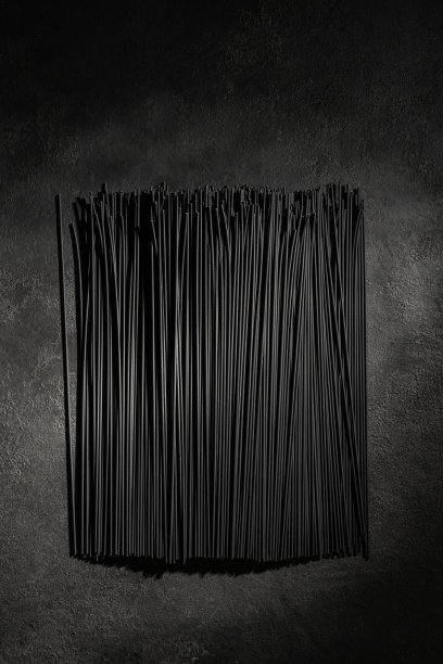 黑色意大利面，墨鱼墨汁，黑色背景图片下载