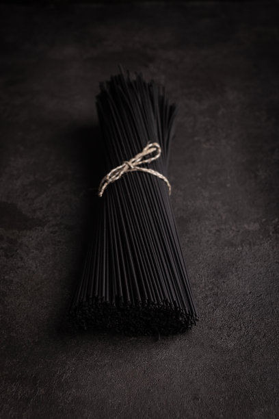 黑色意大利面，墨鱼墨汁，黑色背景图片下载