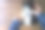 女人手里拿着钱包里的纸币。图片下载