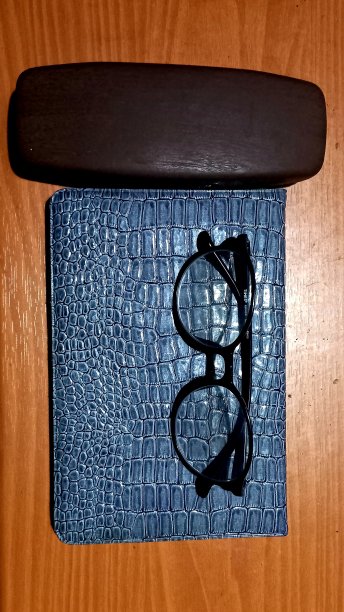 书和眼镜图片下载