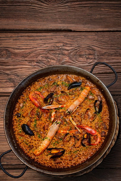 海鲜海鲜饭在质朴的木头垂直图片下载