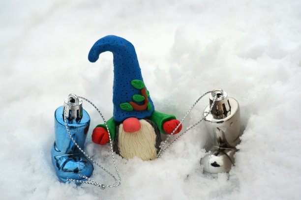 圣诞gnome小雕像。旁边是玩具靴子。图片下载
