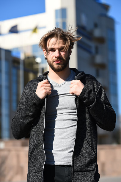 从晨跑开始一天。男士运动装备准备晨跑。阳光明媚的早晨给他充电。运动员训练室外城市背景。男慢跑者每天早上都有动力跑步图片下载