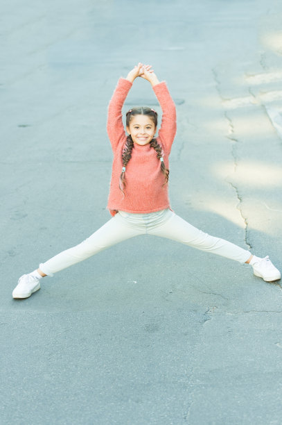 积极的休闲活动。伟大步行的开始。女孩走了不久就伸伸懒腰。小孩子喜欢活动。孩子在户外散步跑步。喜欢走路。运动对孩子。假期和自由时间。简单的运动图片下载