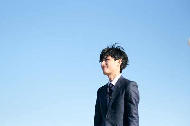 亚洲商人在城市商业区的肖像图片下载