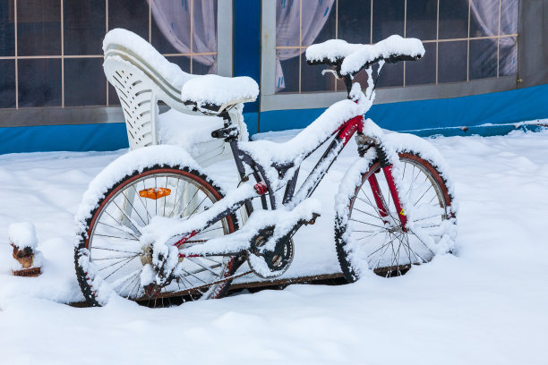在冬季露营地的帐篷里，一辆被雪覆盖的自行车图片下载