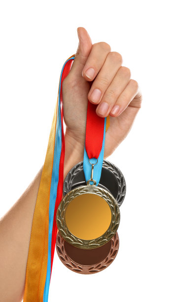 白色背景下拿着奖牌的女人，特写。空间设计图片下载