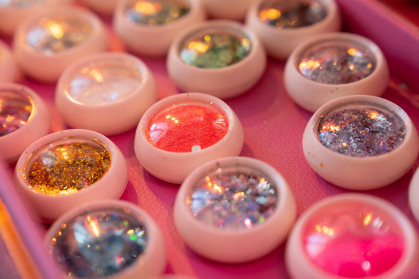 一套临时纹身用的亮片。装饰性化妆品图片下载