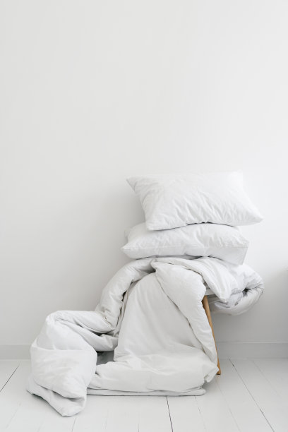 白色的毯子和两个枕头在椅子上图片下载