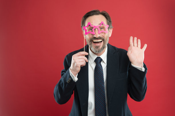 非常适合公司聚会。英俊成熟的男人戴着假眼镜配件。有趣的商人在派对的照片摊位道具。享受派对时光的老人。照相亭派对庆祝图片下载