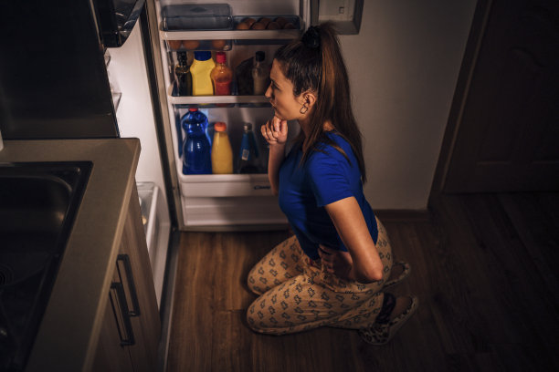 女人在考虑吃什么图片下载