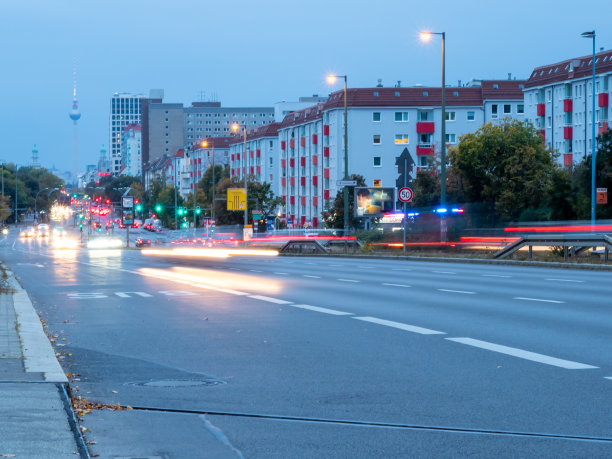 城市高速公路上的灯光痕迹。晚上的城市图片下载