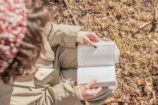 在公园里读一本有趣的书图片下载