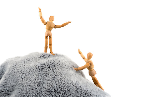 木制的人体模型站在山顶上图片下载