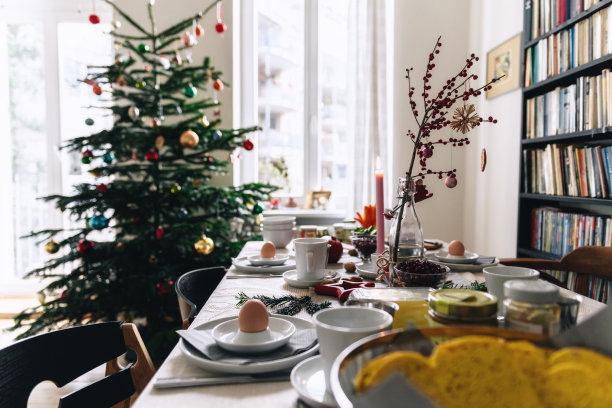 圣诞树前的圣诞早餐桌图片下载