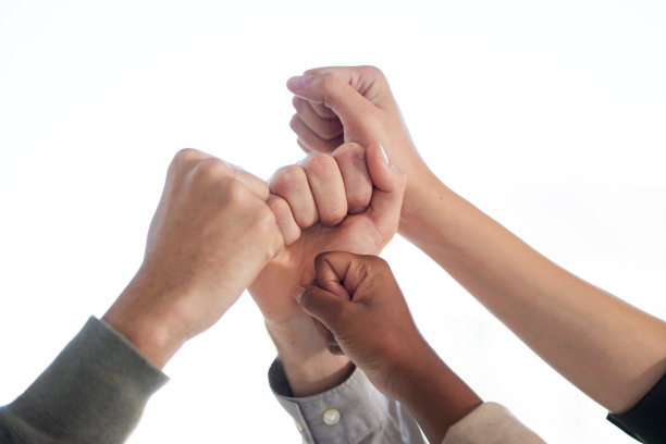 一群面目全非的商人在白色背景上碰拳头图片下载