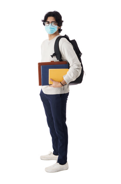 可爱的男学生，戴着面具，背着书包，看着镜头图片下载