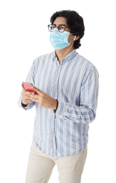 戴着面具的年轻人用手机听音乐图片下载