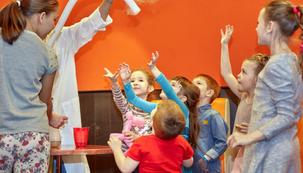 给孩子们看化学表演。教授用液氮对小女孩进行了化学实验图片下载