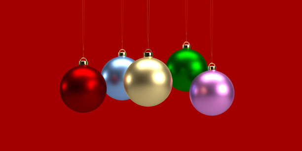 红色表面上的一组圆形圣诞装饰品图片下载