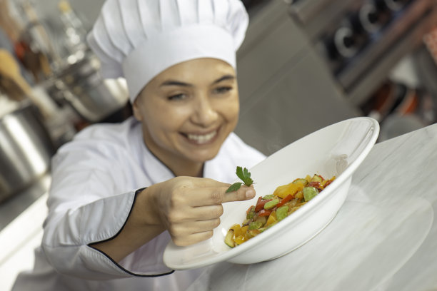 厨师在厨房工作图片下载