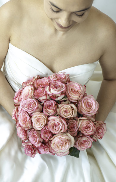 新娘手持粉色玫瑰图片下载
