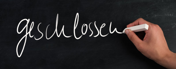 黑板上写着“close”这个词，用白色粉笔手写，是德语图片下载