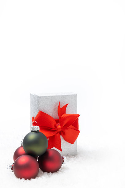 垂直圣诞节装饰在白色的背景和雪图片下载