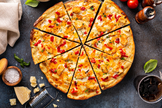 夏威夷披萨，有菠萝，火腿和胡椒图片下载