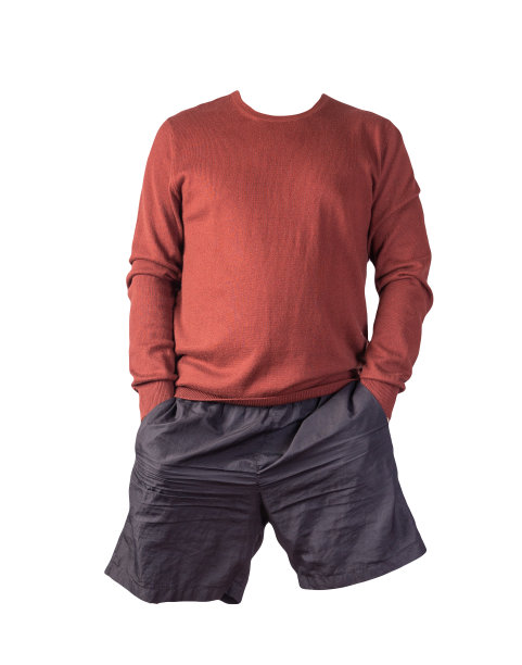 针织毛衣和短裤孤立在白色背景。日常服装图片下载