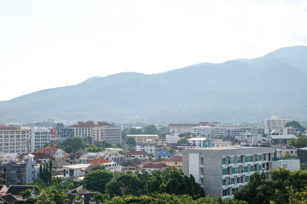 蓝天背景下的泰国城市景观图片下载