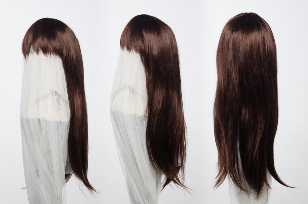 棕色黑发长直发假发在假人头上白色背景孤立，一套三图片下载