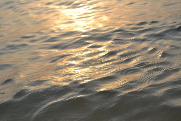 阳光在海面上的倒影图片下载